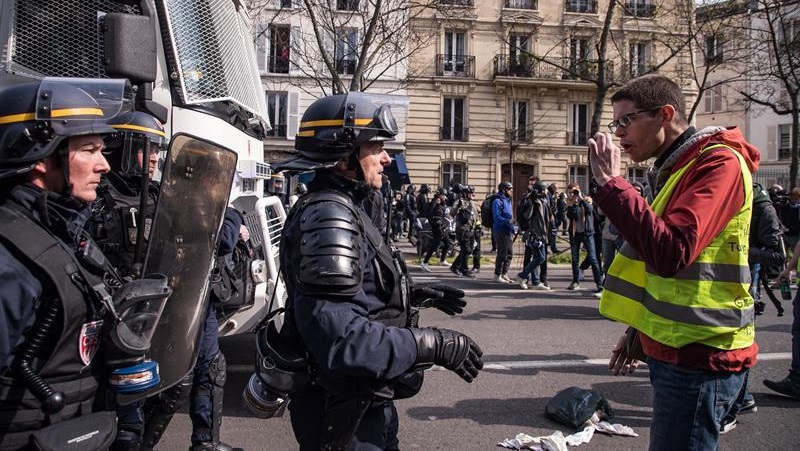 Los chalecos amarillos se movilizaron en una Francia militarizada por Macron