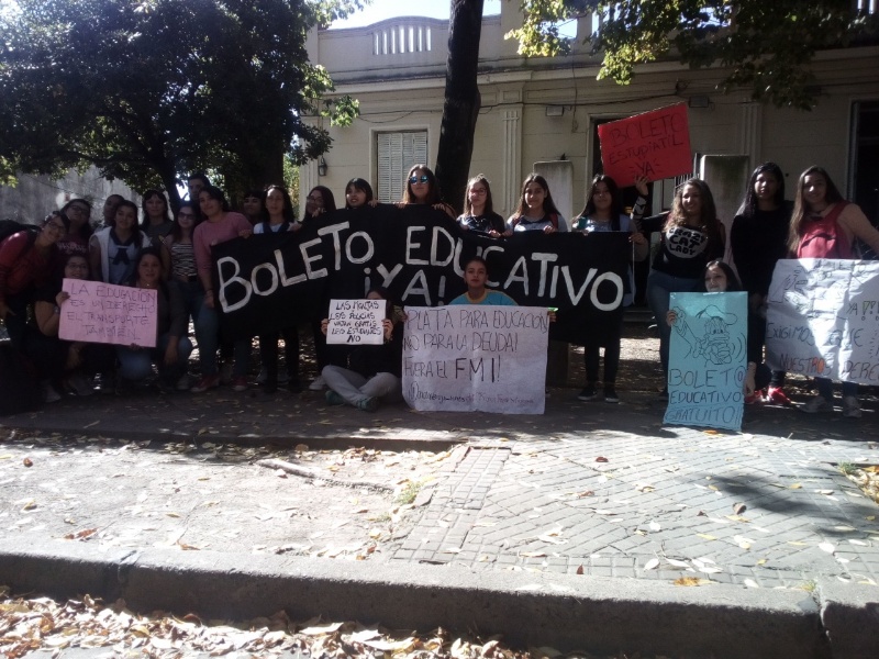 Boleto estudiantil: marcharon más de 200 estudiantes en Esteban Echeverría