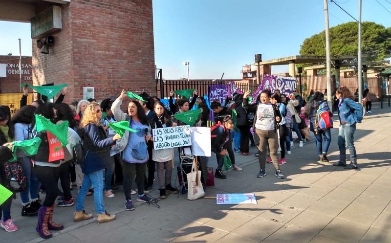 Aborto ilegal: tras la muerte de una mujer, pañuelazo en el hospital de Pacheco