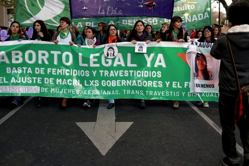 #NiUnaMenos: miles marcharon en La Plata por el aborto legal y contra la violencia machista