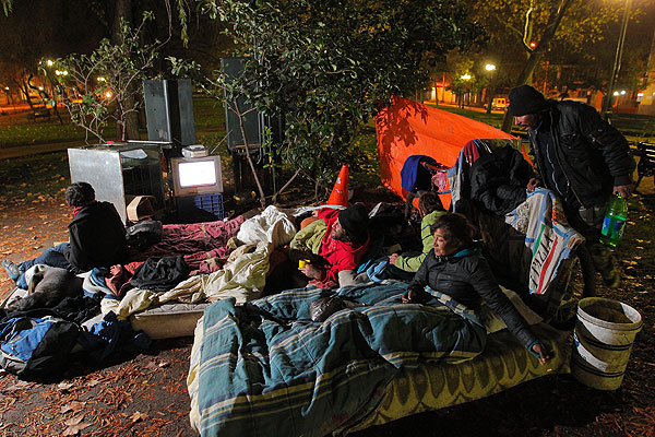 Chile: el drama de vivir en la calle cuando comienza el invierno