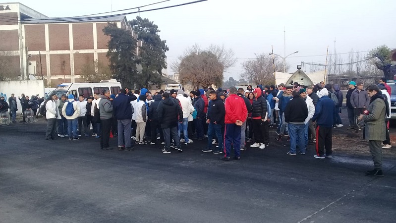 La denuncia de trabajadores de la carne tras el ataque a tiros de una patota de la Federación