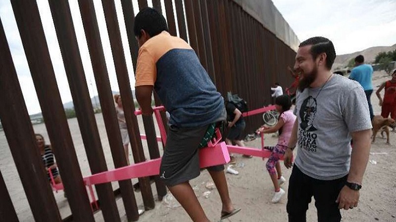 "Derriban" el muro fronterizo con un “sube y baja”