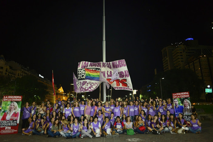 Myriam Bregman junto a cientos de mujeres por sus derechos