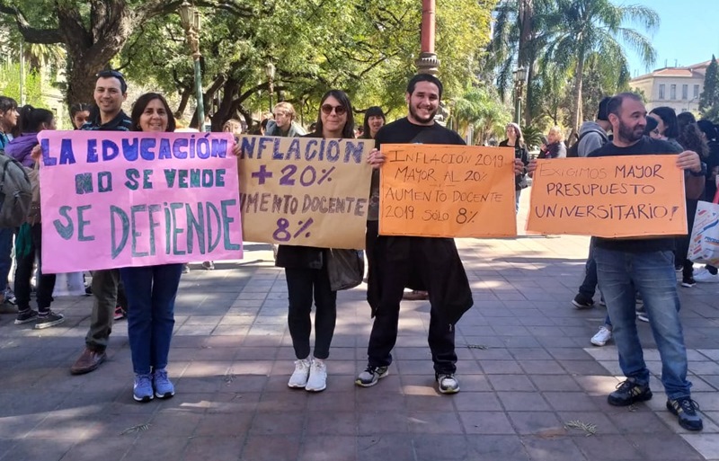 Córdoba: el colegio preuniversitario Manuel Belgrano sale a la calle en defensa de la educación pública