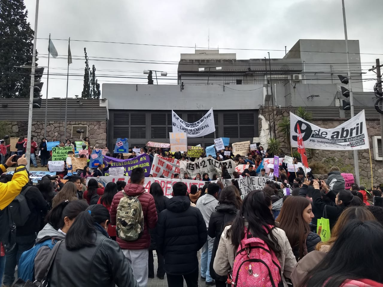 Estudiantes, docentes y rectores de los IES llevaron su reclamo a la Comisión de Educación