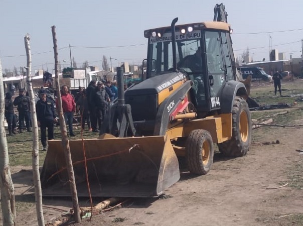 Cornejo y Bermejo desalojan en conjunto a familias pobres en Maipu