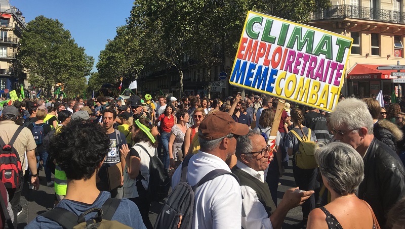 Chalecos amarillos y manifestantes contra la crisis climática convergieron en las calles de Francia