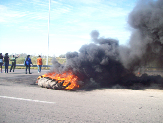 Trabajadores de la fruta de Entre Rios cortan la ruta 14