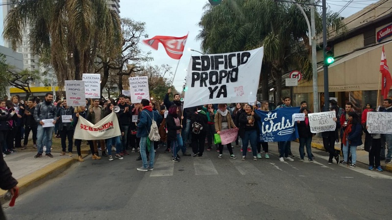 Docentes y estudiantes del Almirante Brown realizaron un corte en el centro de la capital santafesina