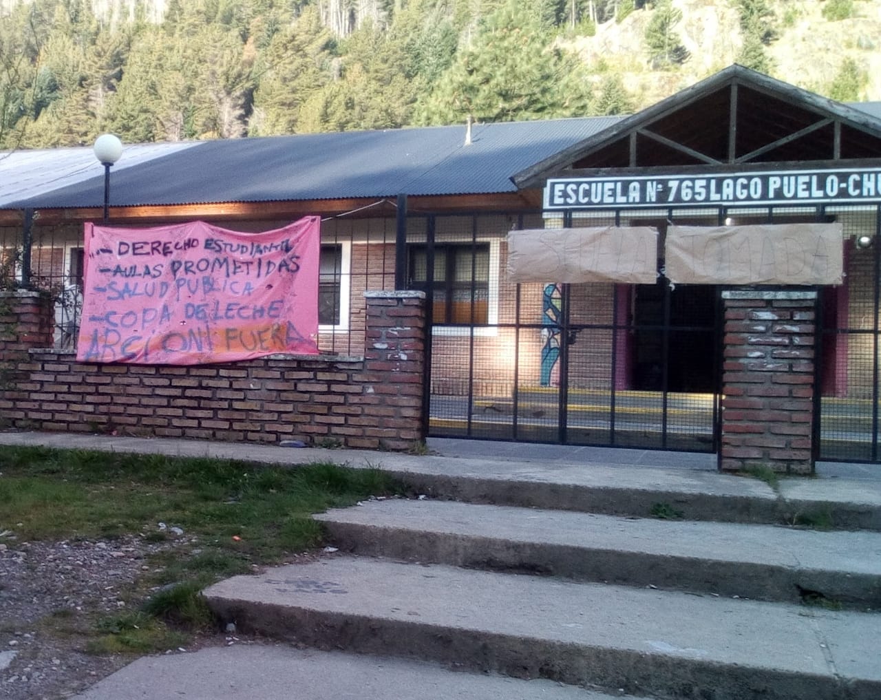 Toman la escuela 765 de Lago Puelo: ¡les pibes no se resignan!