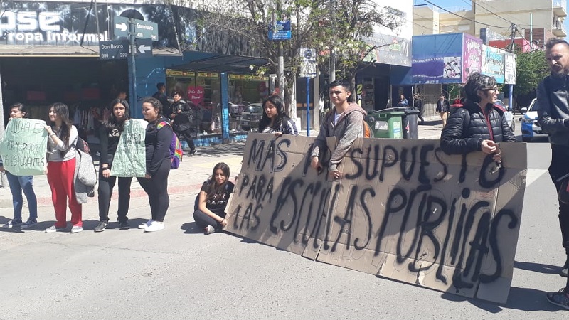 Estudiantes del CPEM N°23 de Neuquén exigen al Gobierno mantenimiento y presupuesto