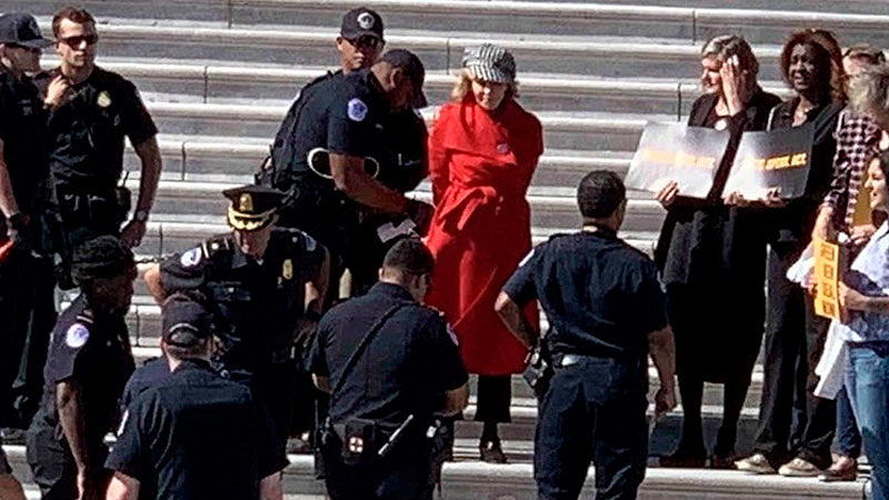 Detienen a Jane Fonda en Washington por protestar contra el cambio climático