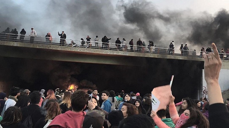 Jornadas revolucionarias en Chile: Gobierno jaqueado y quiebre del “consenso”