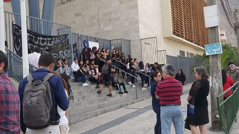 Con tomas de colegios, estudiantes de Chile exigen ingreso irrestricto a la universidad