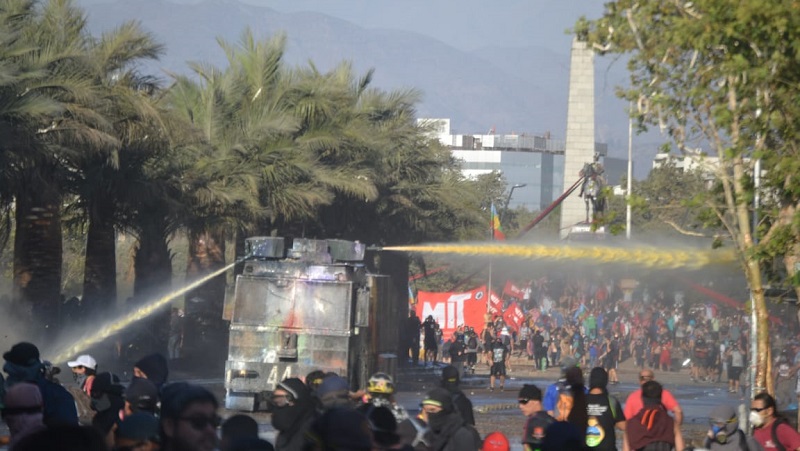 Carabineros de Chile vuelve a causar quemaduras a manifestantes con sus carros lanza agua