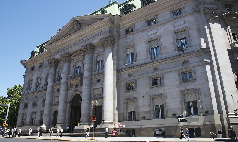 Estalló la bronca entre los bancarios