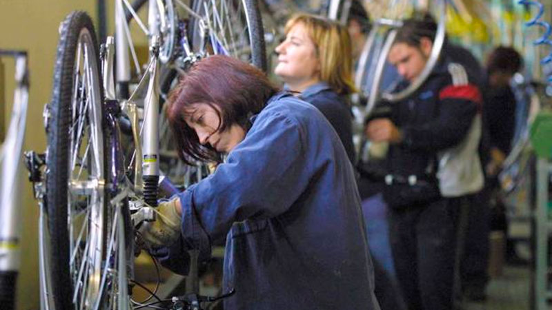 El Banco de España receta más precariedad y peores salarios para los mayores de 50 años 