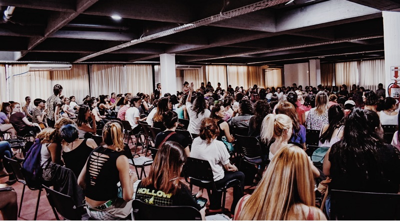 Motores en marcha hacia el 8M: debates en la asamblea de mujeres de Rosario