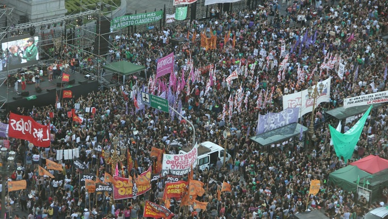 El 19F en Argentina: la juventud y las trabajadoras nuevamente llenan las calles por el aborto legal