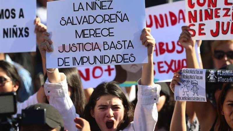 Salvadoreñas protestan y exigen justicia por el asesinato de Fátima