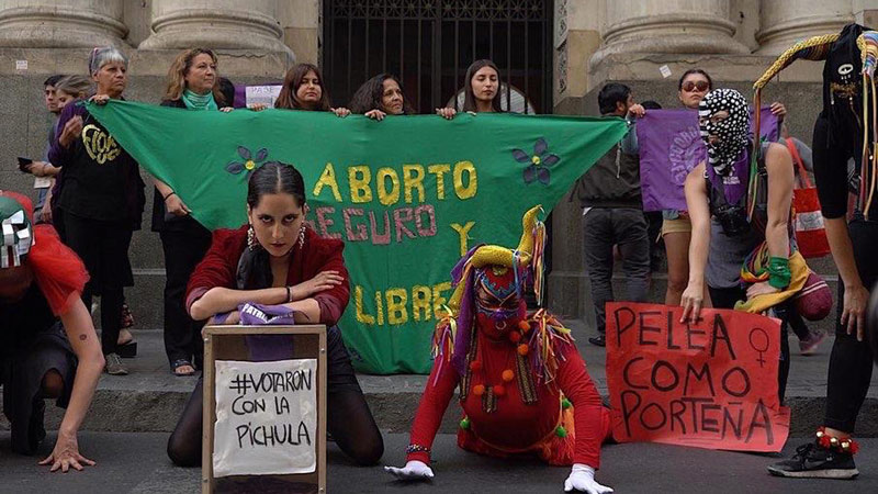 La resistencia de los “Corazones rojos”: revuelta, arte y feminismo en los cerros de Valparaíso 