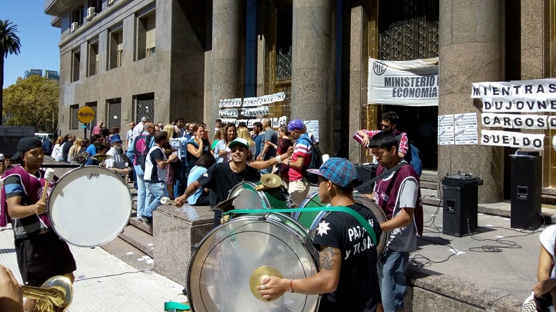 En el ministerio de Guzmán los trabajadores reclaman la reincorporación de los despedidos 