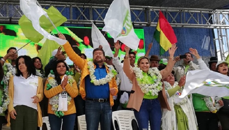 Rodeada de policías, la golpista Jeanine Áñez inaugura una sede de campaña en El Alto