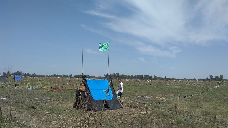 Mujeres al frente de una toma de tierras en La Plata: voces por el derecho a la vivienda