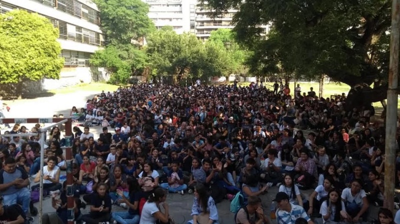 Para Schiaretti las escuelas de Córdoba son inmunes a todo: ¿y la docencia qué dice?