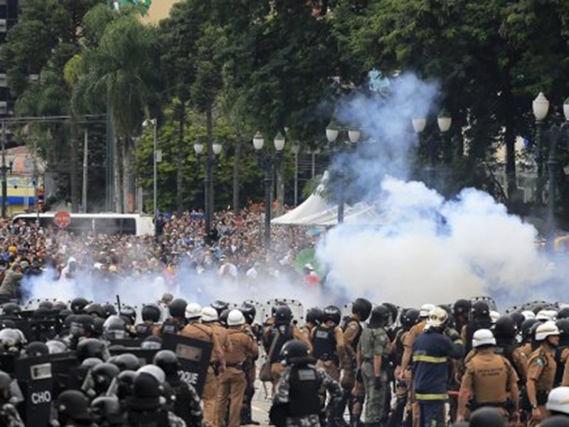 Dura represión contra los profesores de Paraná