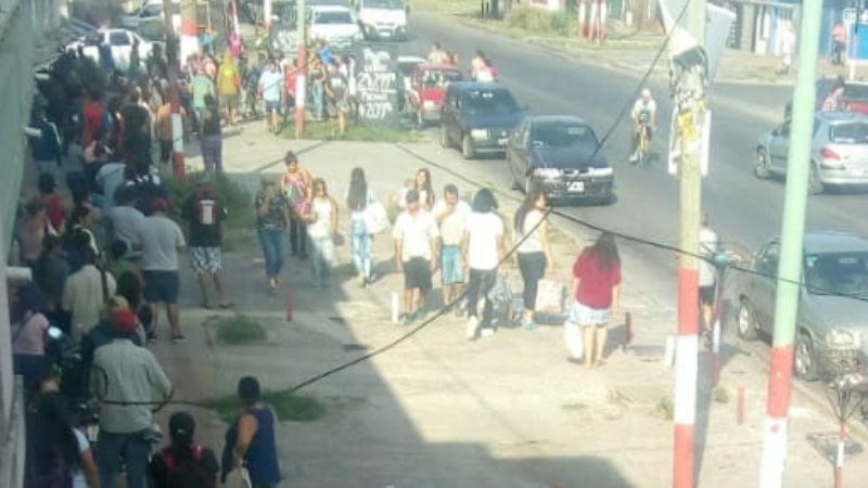 Cuarentena y hambre: largas colas por bolsas de comida repartidas en iglesias de La Plata