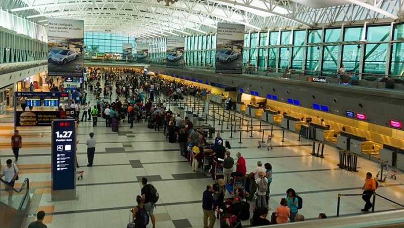 Aeropuerto de Ezeiza: obligan al personal a tomar la fiebre a pasajeros