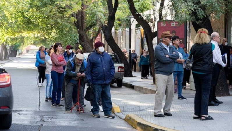 Miles de jubilados obligados a romper la cuarentena para cobrar ingresos de hambre