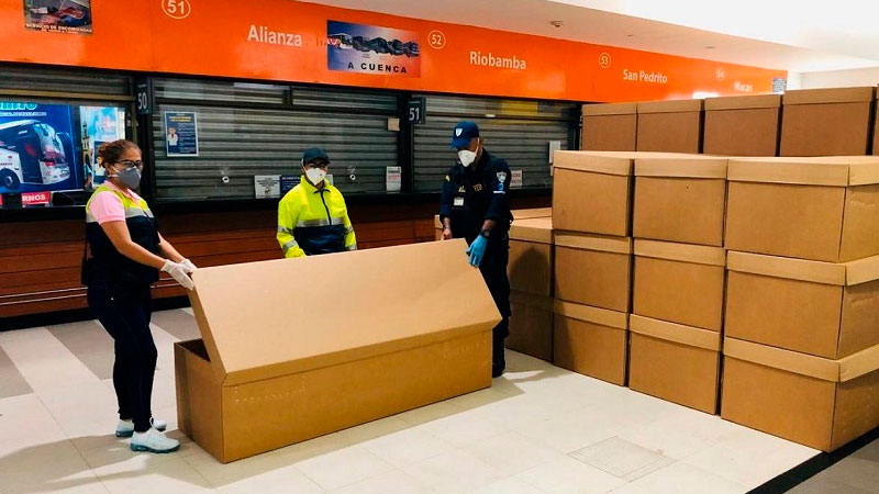 Perversidad en Ecuador: Municipio de Guayaquil entrega cajas de cartón para enterrar a los pobres