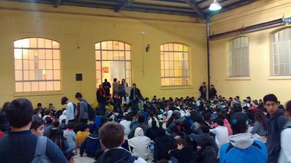 Colegio A. Thomas: masiva asamblea votó marchar el jueves por el boleto