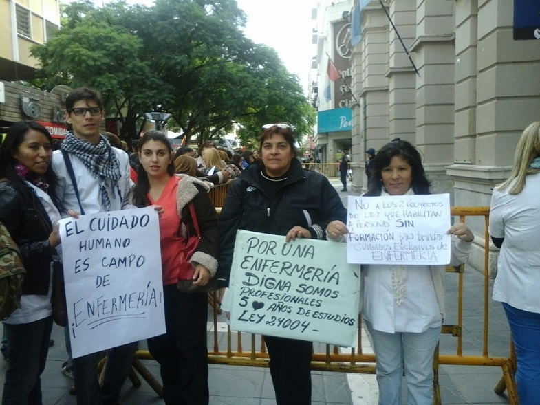 Estudiantes y profesionales de la Salud protestaron frente a la Legislatura