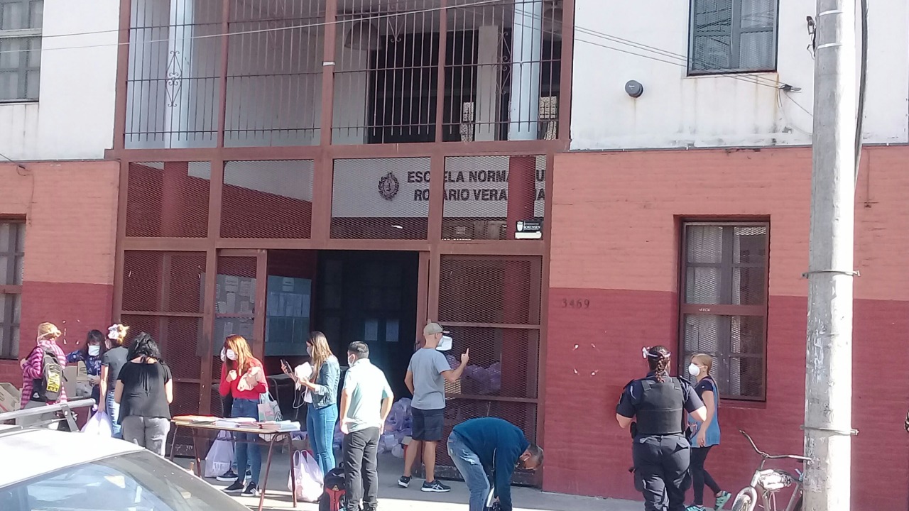 Docentes auxiliares y estudiantes organizan el reparto de alimentos en Villa Ballester