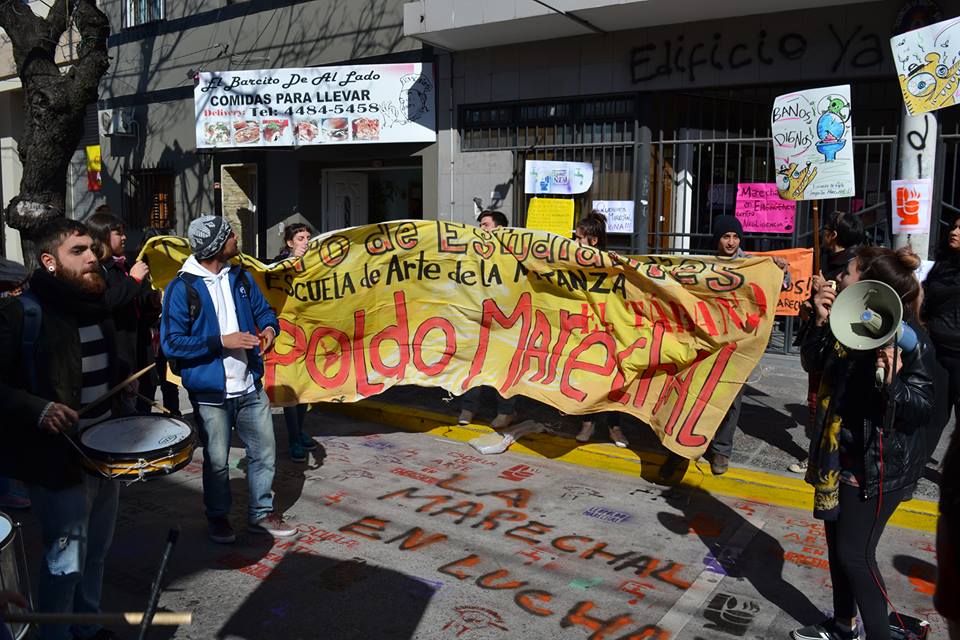 La Matanza: docentes y estudiantes del Leopoldo Marechal marchan por sus reclamos