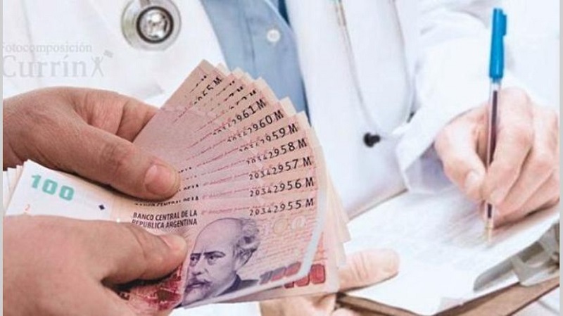 Las empresas de medicina privada recortan sueldos y piden subsidios