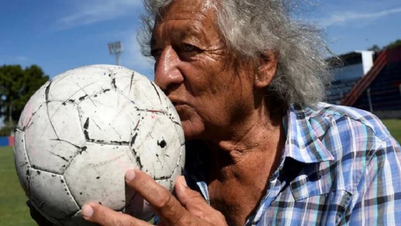 Adiós al Trinche Carlovich, el futbolista que fue ídolo de Maradona sin salir de Rosario