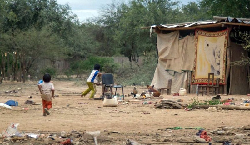 Obligan a comunidades wichís de Salta a cobrar el IFE a 200 km de sus territorios