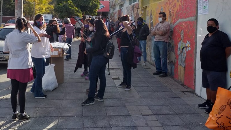 Textiles sin patrón entregan barbijos a trabajadores y pacientes del hospital Castro Rendón