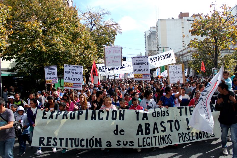 La Plata: cientos de familias marcharon por tierra y vivienda