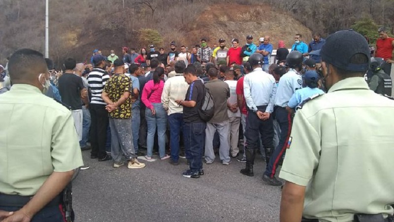 Protestas y largas colas en Venezuela tras el aumento de los combustibles