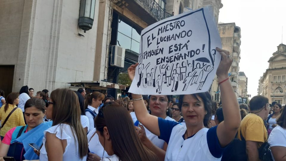 Con reclamos por las clases virtuales, se realizó en una asamblea de docentes autoconvocados en Tucumán