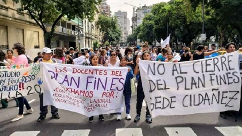 Docentes FinEs de CABA movilizan porque hace 6 meses que no cobran