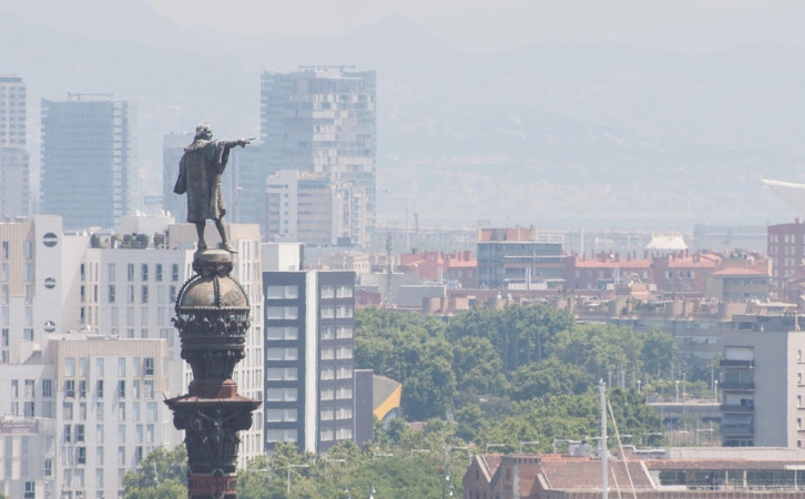 La alcaldesa "progresista" de Barcelona se niega a retirar la estatua de Colón