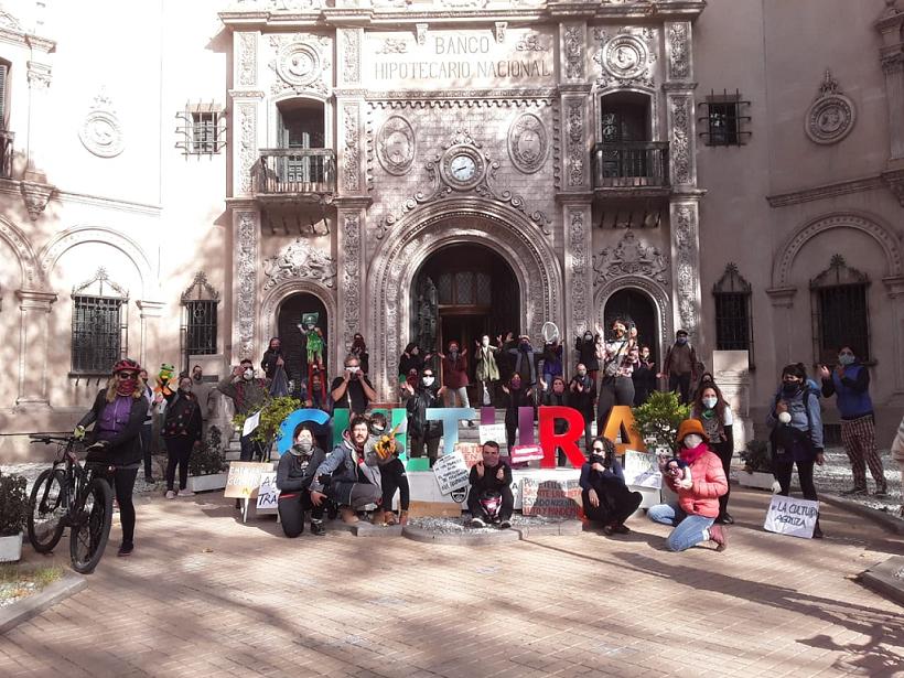 Artistas y trabajadores culturales se manifestaron frente a la Secretaría de Cultura de Mendoza