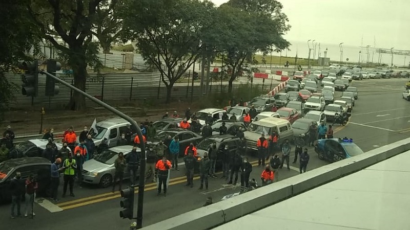 Trabajadores de Austral cortan costanera reclamando ser atendidos por el Presidente de Aerolíneas Argentinas